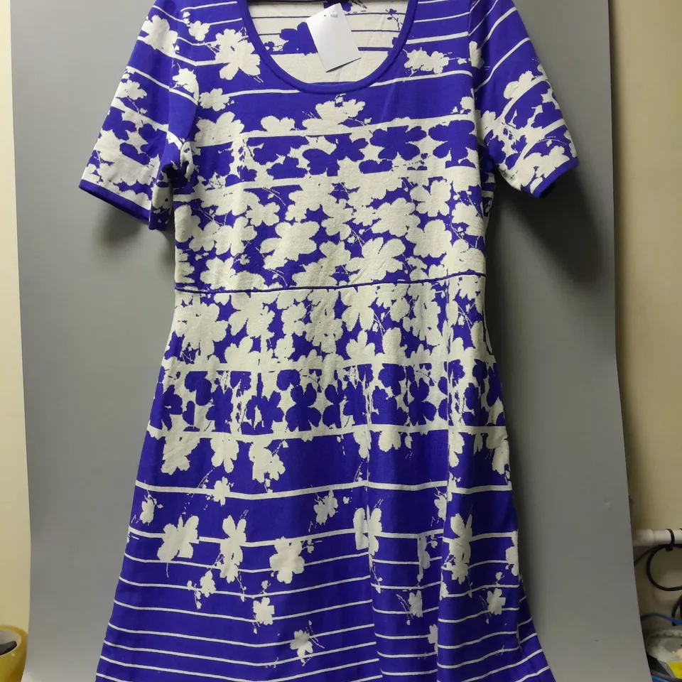 NINA LEONARD FLORAL DRESS IN WHITE/NAVY - 2XL