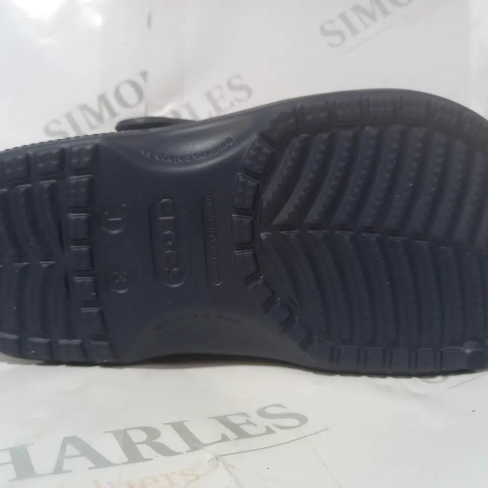 BOXED PAIR OF CROCS CLASSIC KIDS CLOGS IN NAVY UK SIZE J3