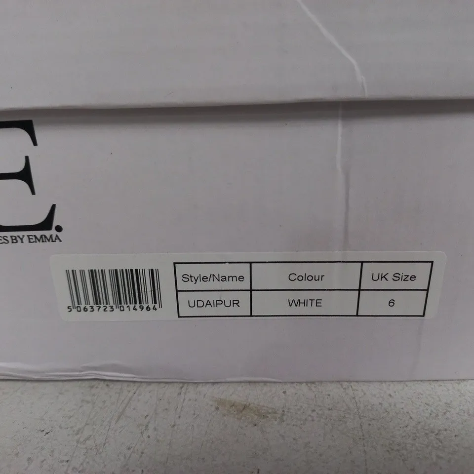 BOXED E SHOES BY EMMA UDAIPUR WHITE WEDGE SANDALS – UK SIZE 6