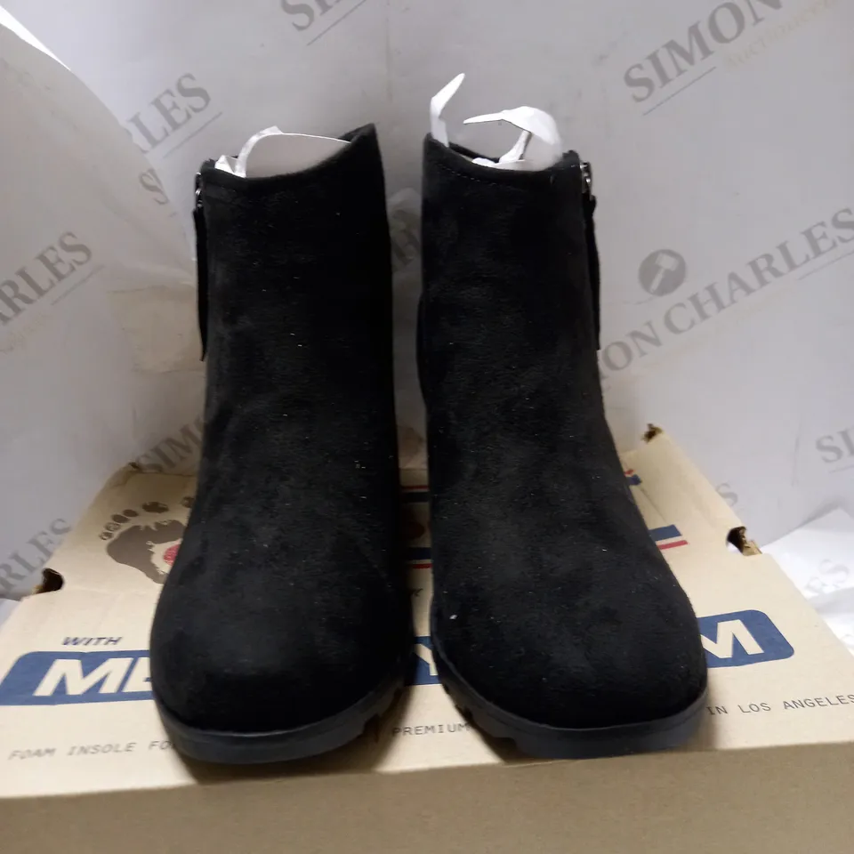 SKETCHERS TUMBLE WEED BOOTS  - SIZE 6