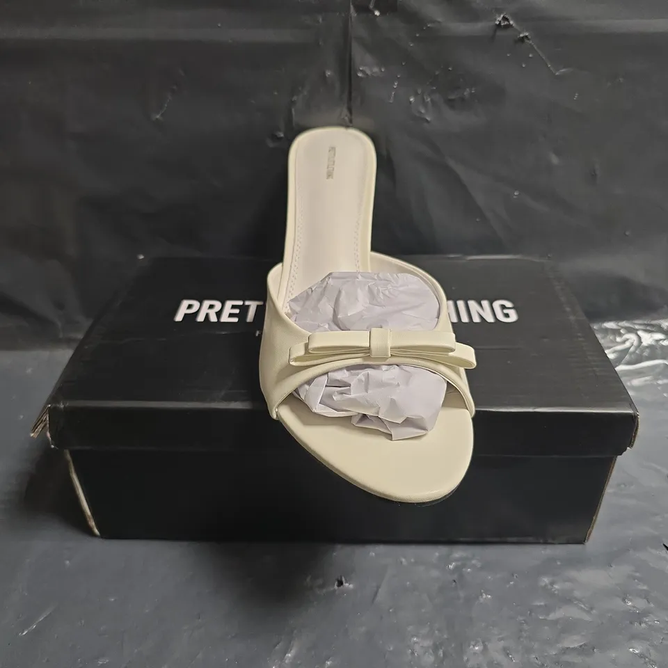 BOXED PAIR OF PRETTY LITTLE THING OPEN TOE LOW HEEL MULES W. BOW DETAIL IN WHITE SIZE UK 8
