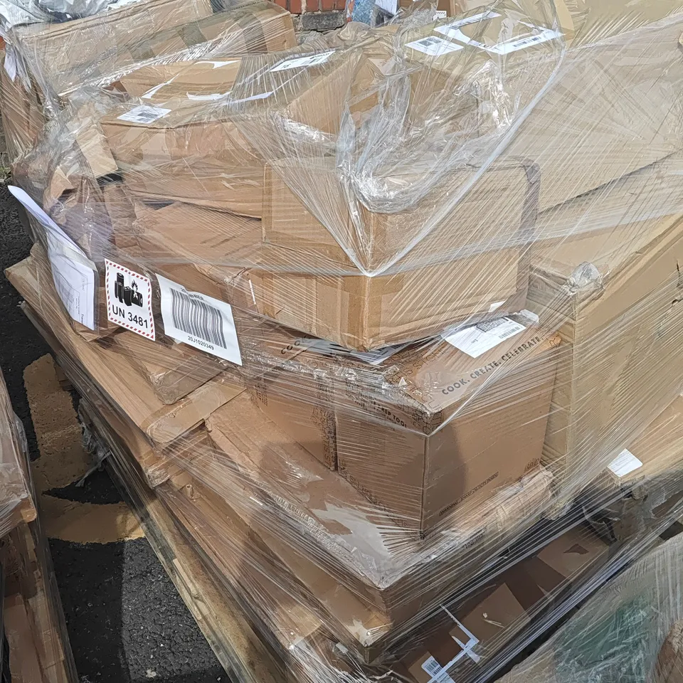 PALLET OF APPROXIMATELY 28 ASSORTED HOUSEHOLD ITEMS TO INCLUDE BERNINI AND COOKS ESSENTIALS