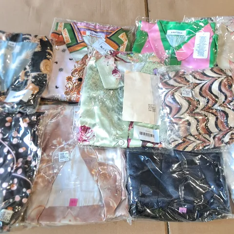 LARGE QUANTITY OF ASSORTED BAGGED CLOTHING ITEMS IN VARIOUS DESIGNS AND SIZES
