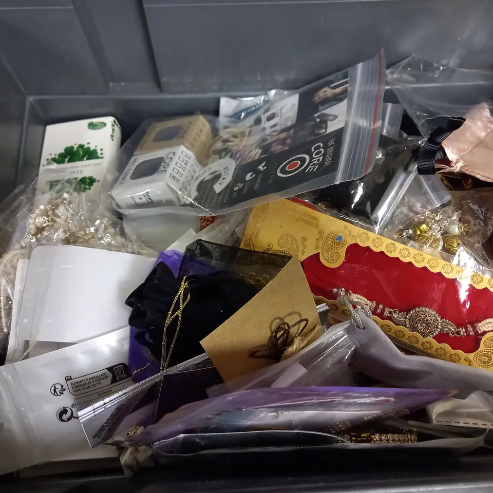 BOX OF APPROX 10 HOUSEHOLD ITEMS TO INCLUDE LENS WIPES AND COSTUME JEWELLERY