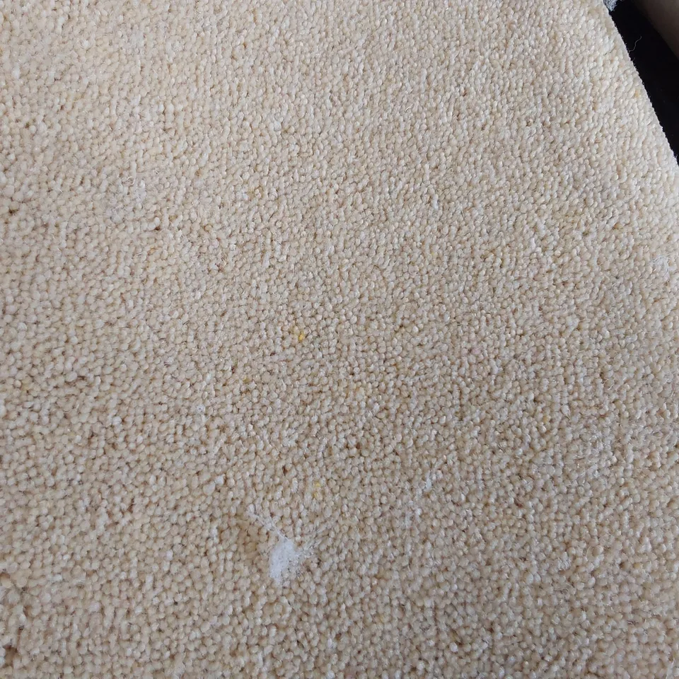 ROLL OF QUALITY TUDOR TWIST CHIFFON CARPET APPROXIMATELY 5M × 2.1M