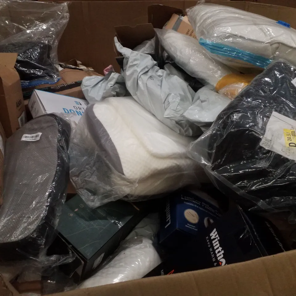 PALLET CONTAINING ASSORTED PILLOWS & CURTAINS