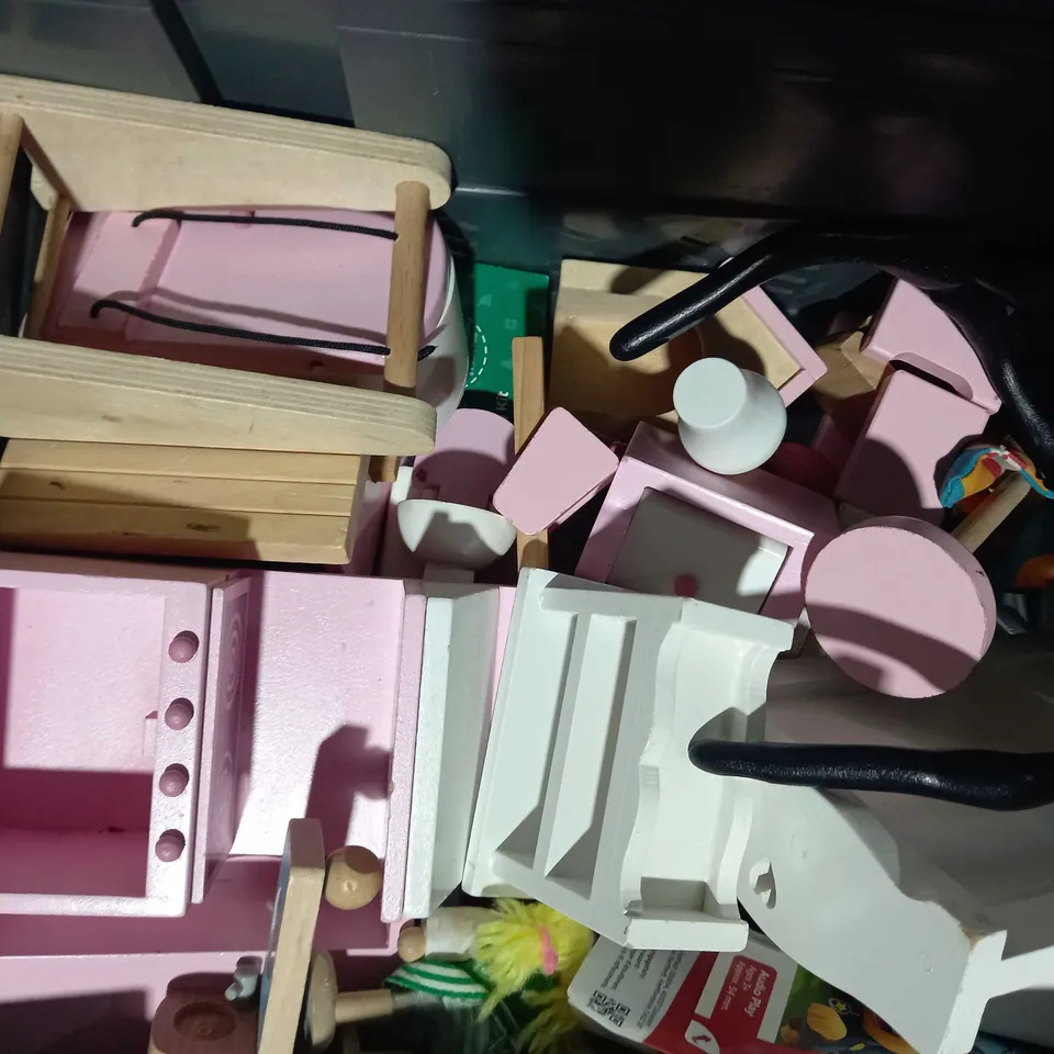 LOT OF APPROXIMATELY 5 ASSORTED TOYS AND GAMES TO INCLUDE RUBIK'S FOLDABLE STAR, WENTWORTH WOODEN PUZZLE CRACKER, FESTIVE FOAM STICKERS, ETC