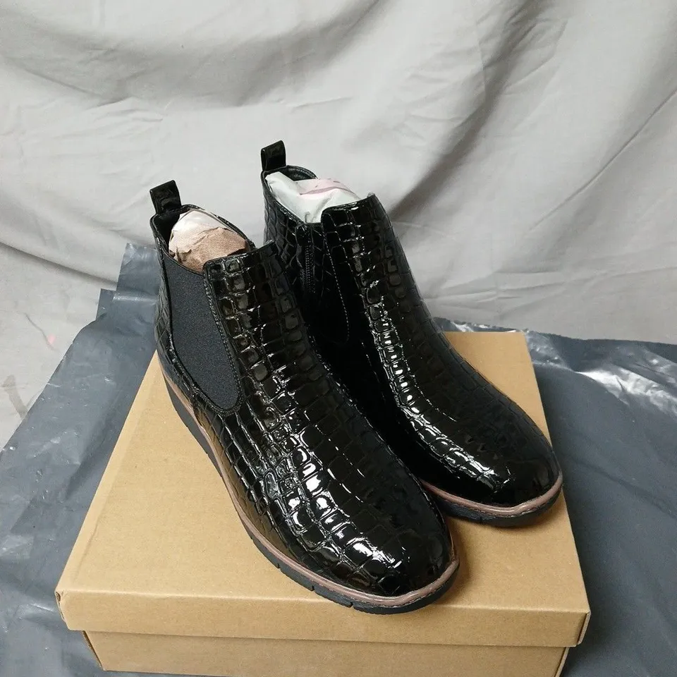 JO AND JOE WALNUT BLACK BOOTS SIZE 8 BOXED