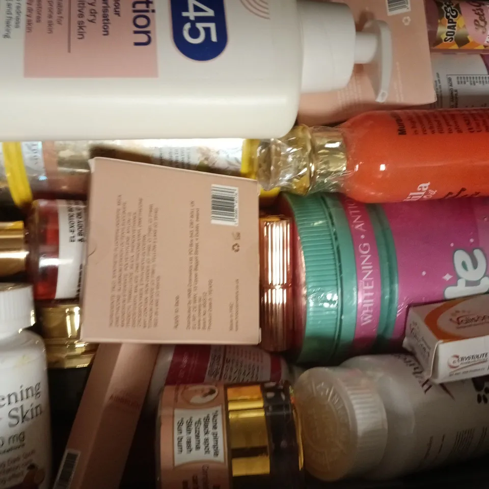 APPROXIMATELY 15 ASSORTED COSMETIC ITEMS INCLUDING VARIOUS MAKES AND BRANDS - COLLECTION ONLY