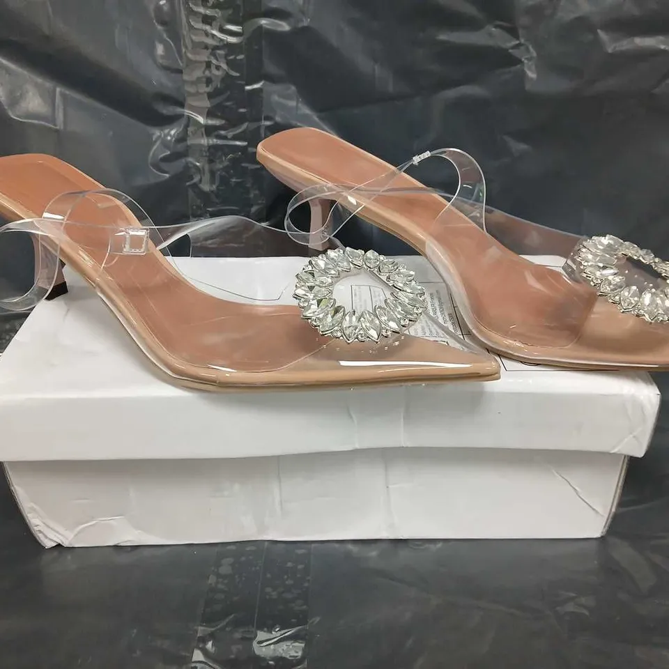 BOXED PAIR OF UNBRANDED POINTED TOE HEELED SLINGBACK SANDALS IN CLEAR/NUDE W. JEWEL EFFECT DETAIL SIZE EU 40