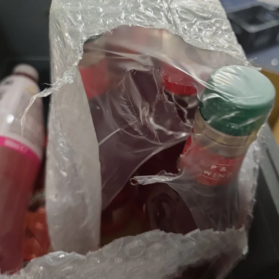 APPROXIMATELY 6 ASSORTED DRINKS ITEMS TO INCLUDE - LUCOZADE PINK LEMONADE , ROBINSONS FRUIT CORDIALS 