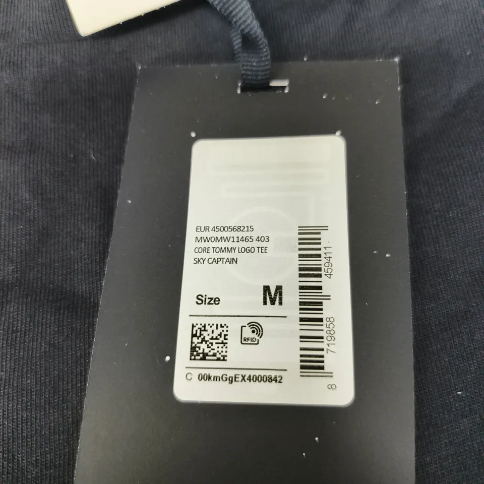 TOMMY HILFIGER LOGO T-SHIRT – BLACK, SIZE M