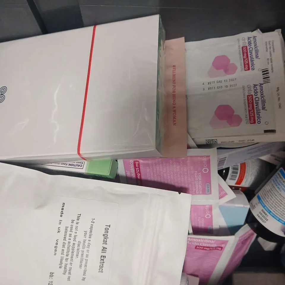 APPROXIMATELY 15 ASSORTED HEALTH AND VITAMIN PRODUCTS TO INCLUDE CARELEAF, NEW LEAF, ETC - COLLECTION ONLY