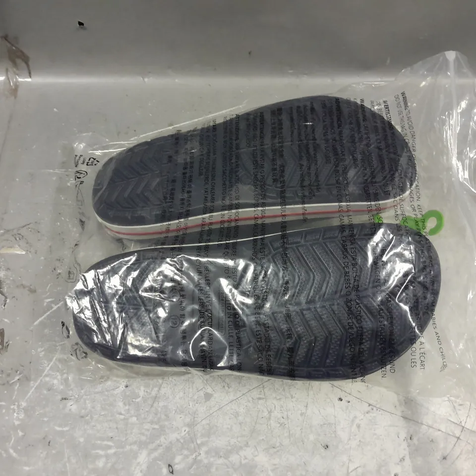 BAGGED PAIR OF CROCS CROCBAND NAVY/RED UK M9/W10