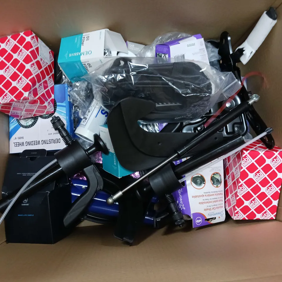 APPROXIMATELY 20 ASSORTED CAR ITEMS TO INCLUDE WHEEL LOCK - ARM REST AND 5 TON HYDRAULIC JACK / COLLECTION ONLY