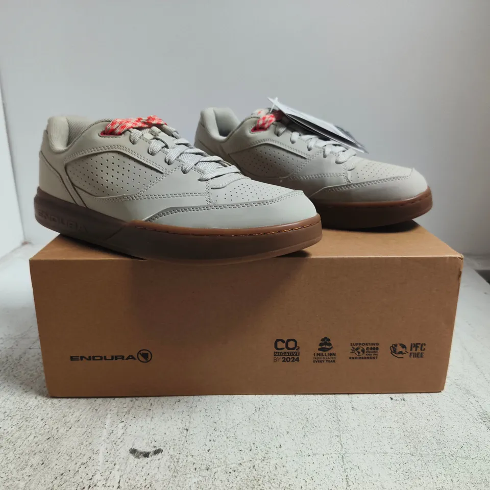 BOXED PAIR OF ENDURA HUMMVEE FLAT 99 TRAINERS IN PEBBLE GREY SIZE UK 9