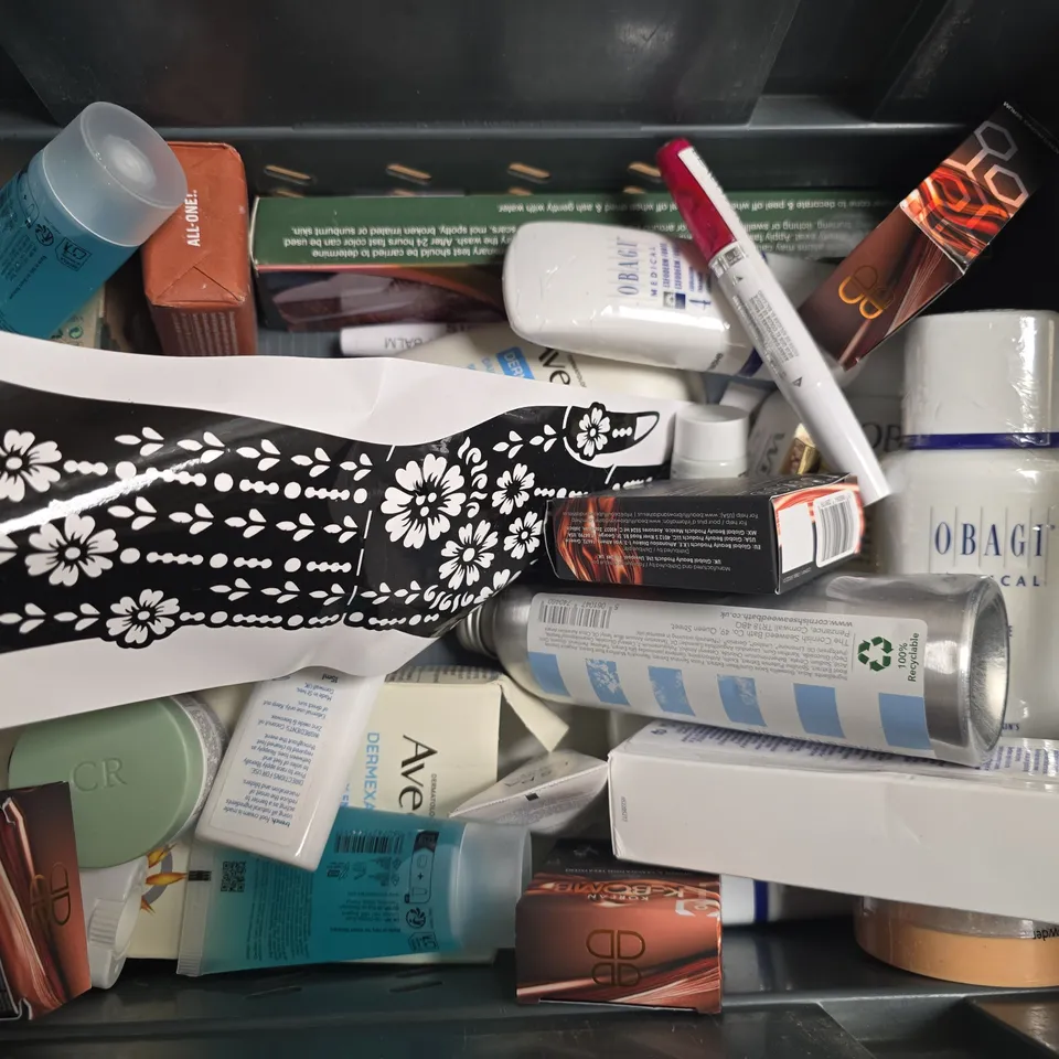 APPROXIMATELY 15 ASSORTED HEALTH & BEAUTY PRODUCTS TO INCLUDE VASELINE, SHAMPOO'S AND GLAZE 