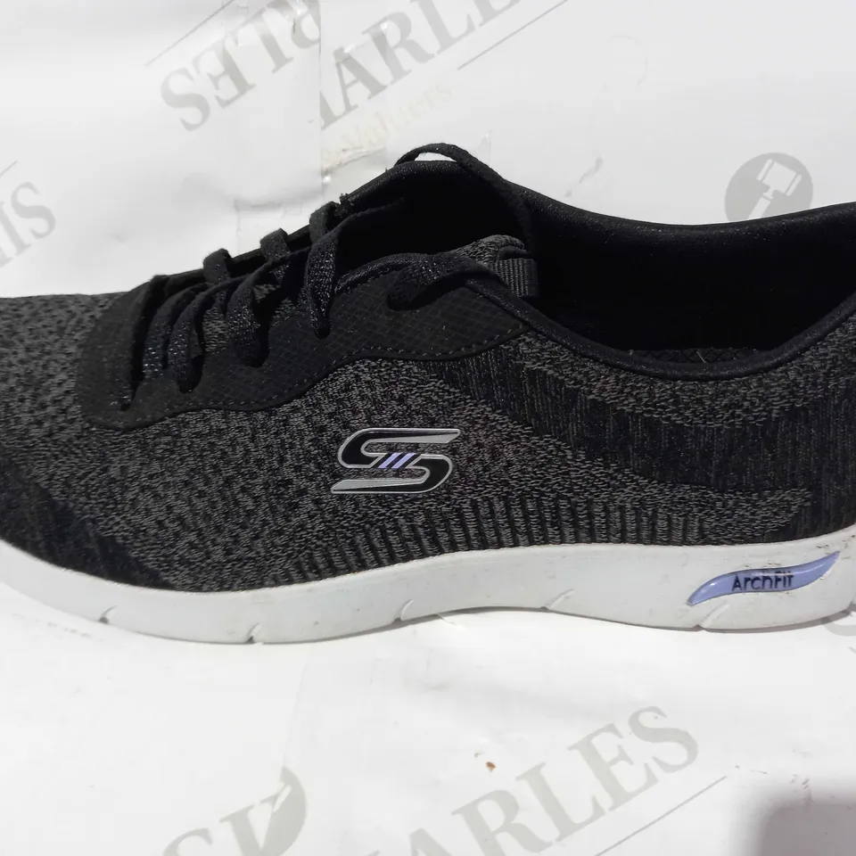 BOXED PAIR OF SKECHERS ARCH FIT REFINE TRAINERS (BLACK), SIZE 6 UK