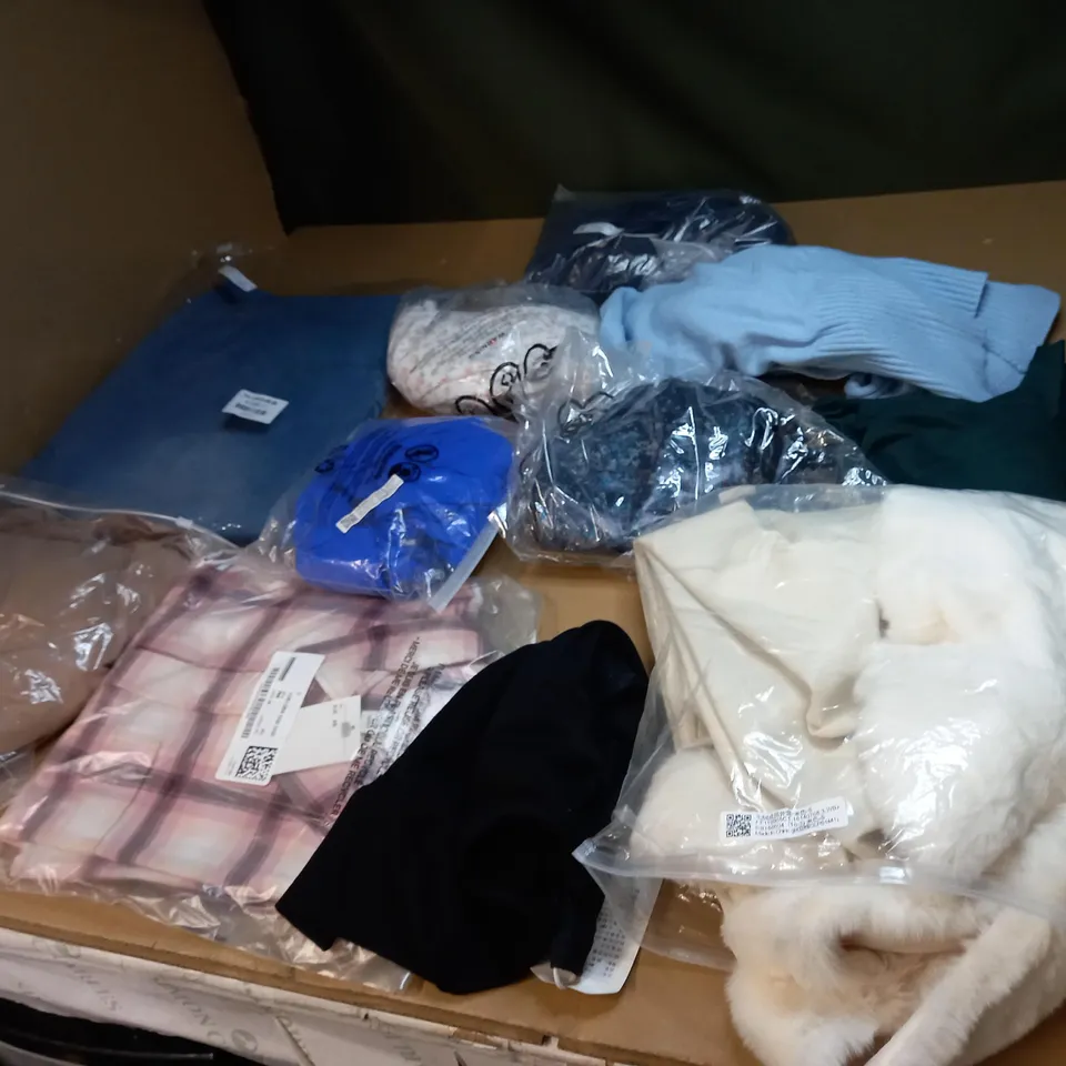 LOT OF APPROX 20 ASSORTED CLOTHING ITEMS TO INCLUDE JUMPERS, JEANS AND T-SHIRTS