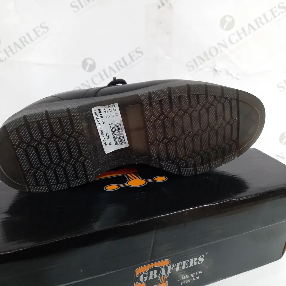 BOXED PAIR OF GRAFTERS BLACK SHOES SIZE 6
