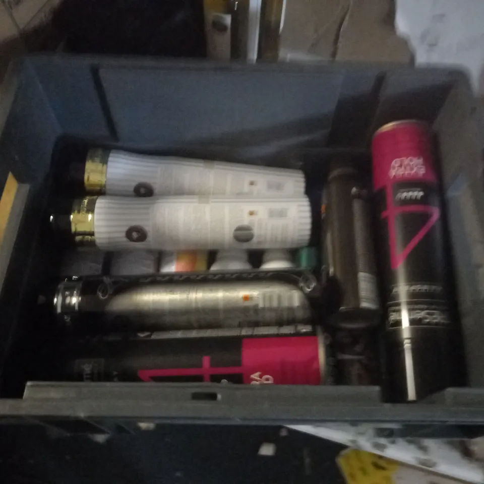 APPROXIMATELY 10 ASSORTED AEROSOLS INCLUDING PIZ BUIN TAN & PROTECT, TRESEMME 4 HAIRSPRAY AND ODOR EATERS FOOT AND SHOE SPRAY - COLLECTION ONLY