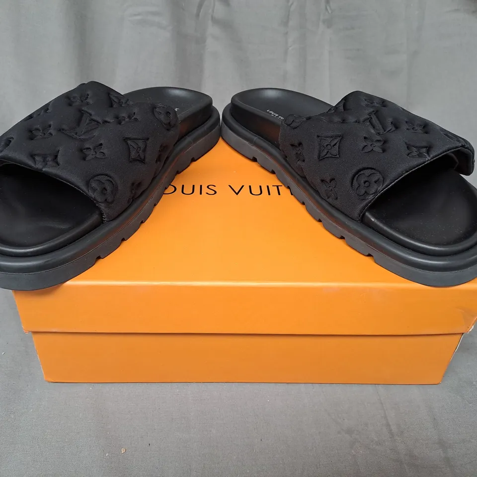 BOXED PAIR OF LOUIS VUITTON PARIS SLIDERS IN BLACK EU SIZE 41