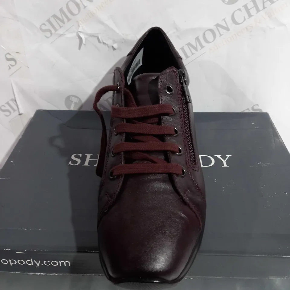 BOXED SHUROPODY JOYCE TRAINERS, BURGUNDY - SIZE 6