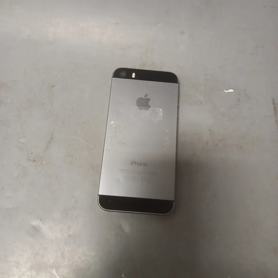 APPLE IPHONE 5S IN BLACK/SILVER