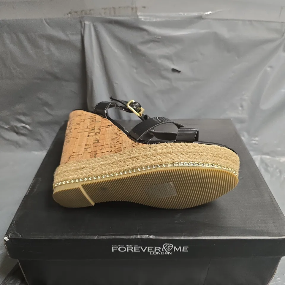 BOXED FOREVER ME FLM-DEBORAH OPEN TO WEDGE HEELS - UK 4 