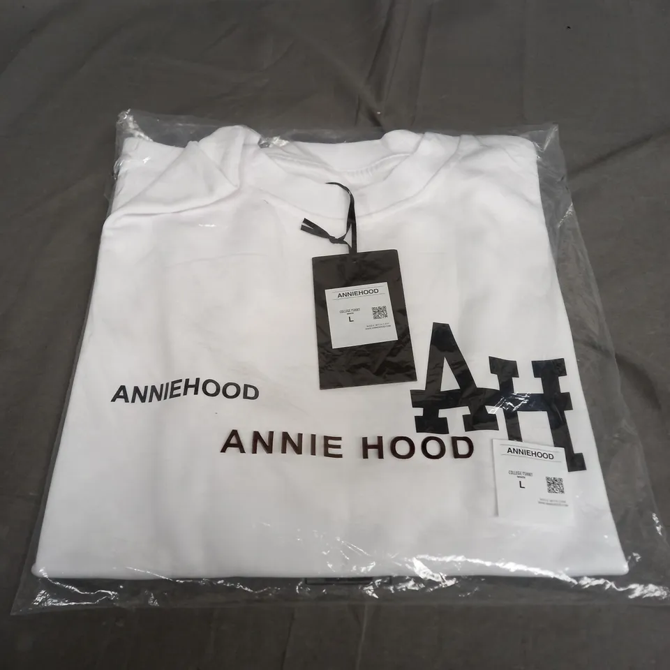 SEALED ANNIEHOOD COLLEGE T-SHIRT IN WHITE - LARGE