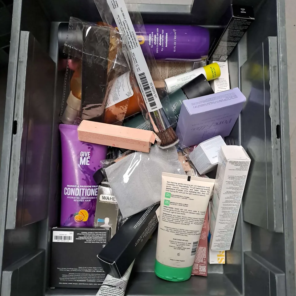 APPROXIMATELY 20 ASSORTED COSMETIC PRODUCTS TO INCLUDE ORIGINAL SOURCE SHOWER GEL, SANEX DEODORANT AND ELF BRONZING DROPS