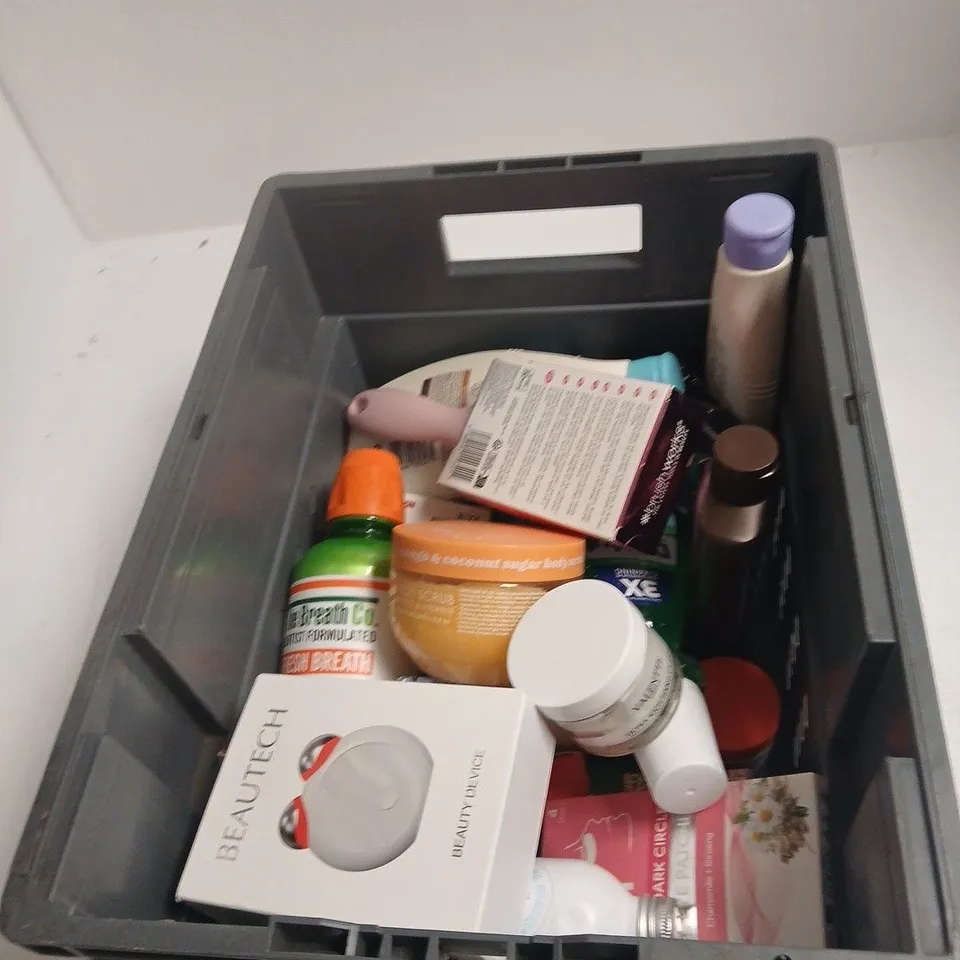 TOTE OF APPROXIMATELY 14 ASSORTED HEALTH AND BEAUTY ITEMS TO INCLUDE: CAUDALIE VINOCLEAN