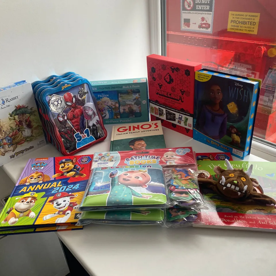 15 ASSORTED ITEMS TO INCLUDE: 4 X SPIDERMAN 5 IN 1 SET, GINO'S ITALIAN FAMILY ADVENTURE, PAW PATROL ANNUAL, WISH BUSY BOOK, COCOMELON BATH TIME BOOK ETC 