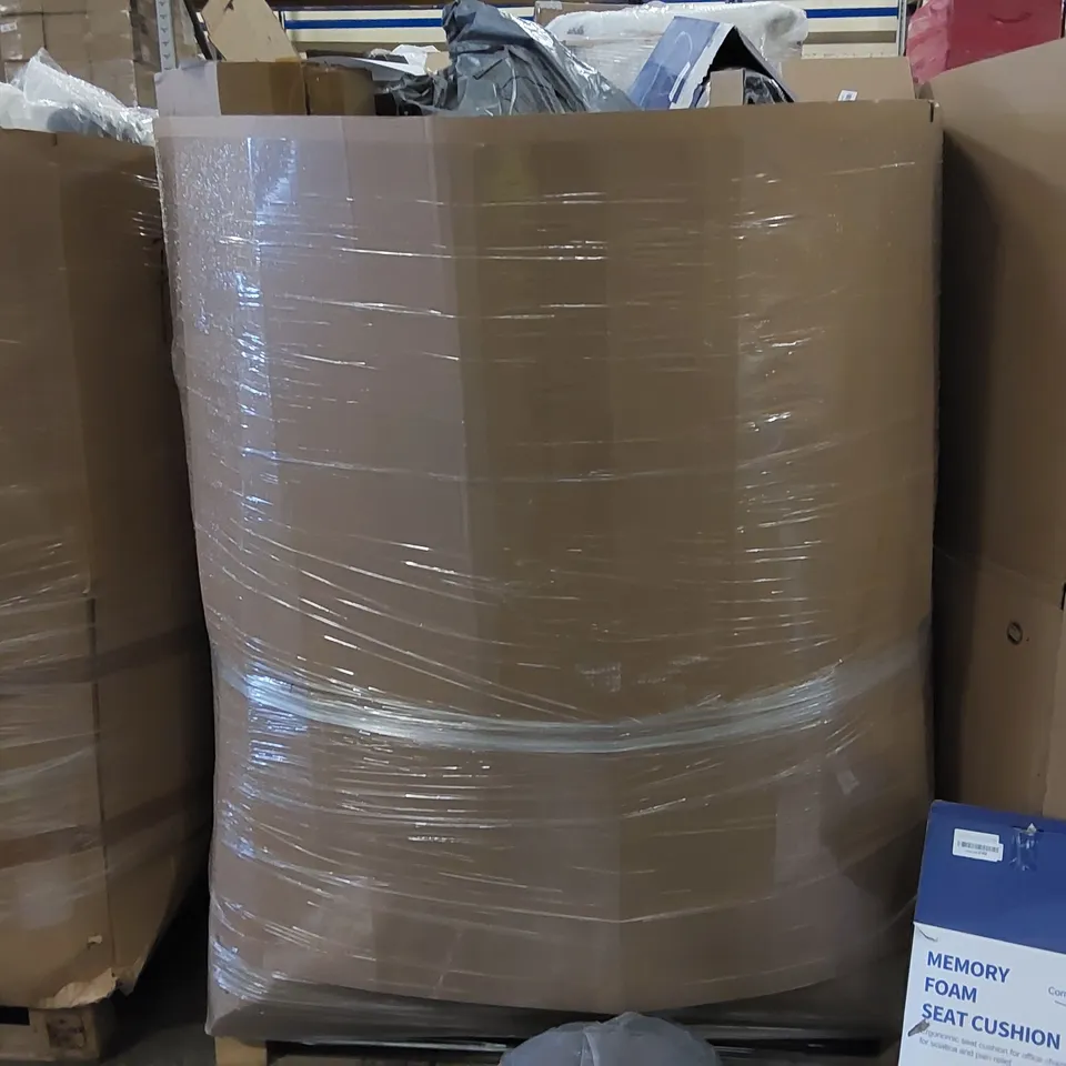 PALLET OF ASSORTED ITEMS INCLUDING: BEDDING AND CUSHIONS