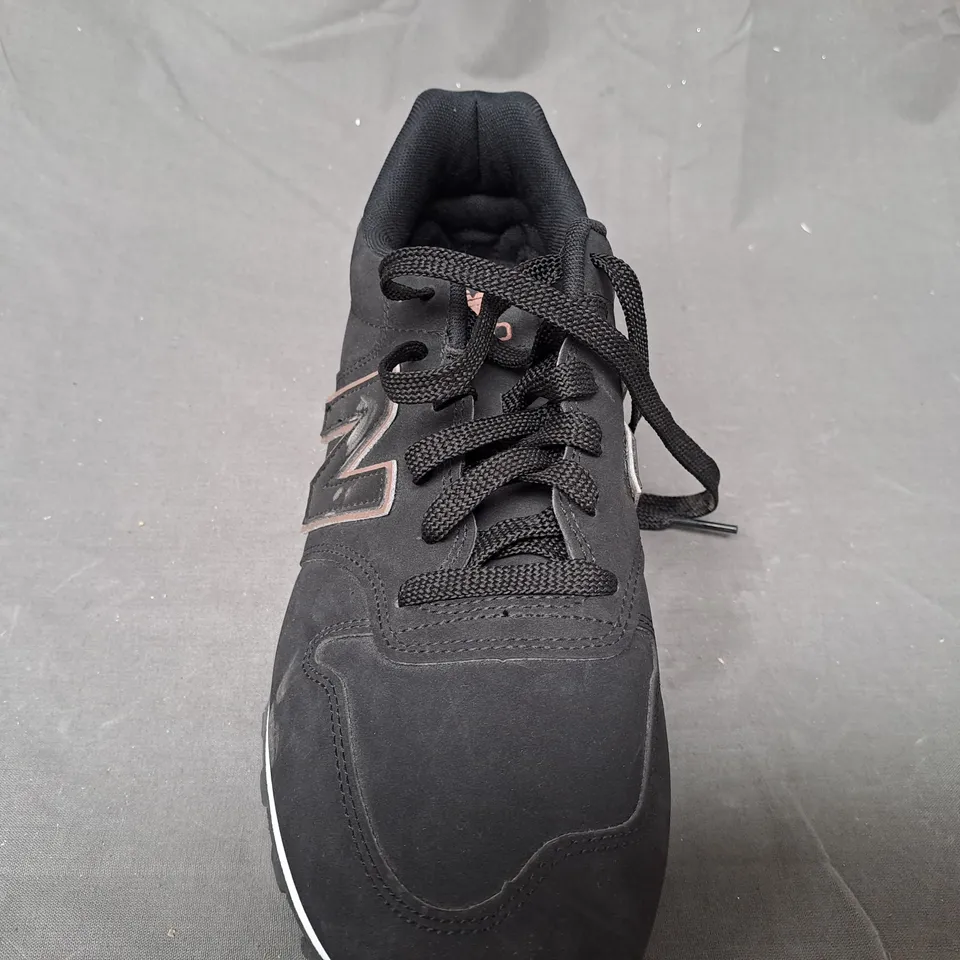 PAIR OF NEW BALANCE 500 TRAINERS IN BLACK/TAN UK SIZE 8.5