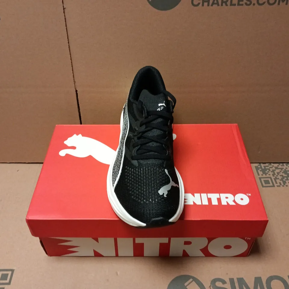BOXED PAIR OF PUMA DEVIATE NITRO WOMENS TRAINERS IN BLACK/WHITE - UK 5