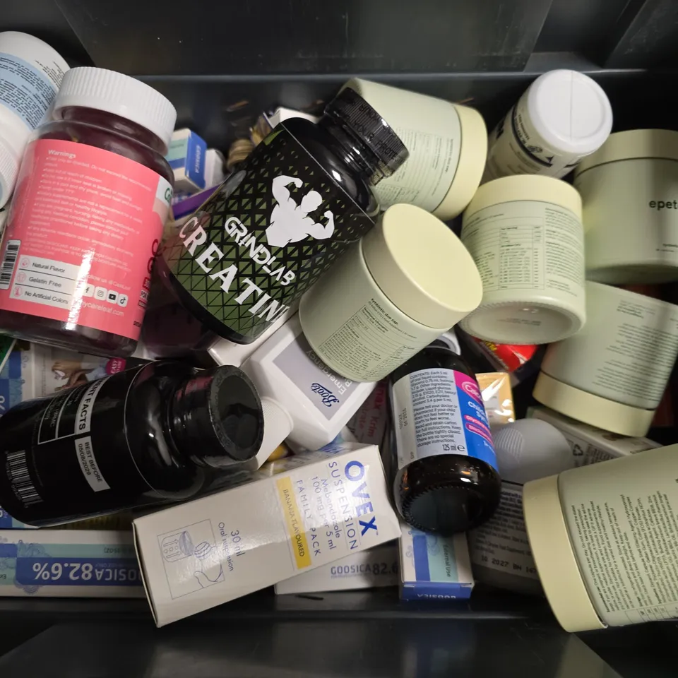 APPROXIMATELY 15 ASSORTED VITAMIN/HEALTH AID PRODUCTS TO INCLUDE COLLAGEN GUMMIES, BOOTS EMERGENCY BURN GEL, PIERCING AFTERCARE , ETC - COLLECTION ONLY