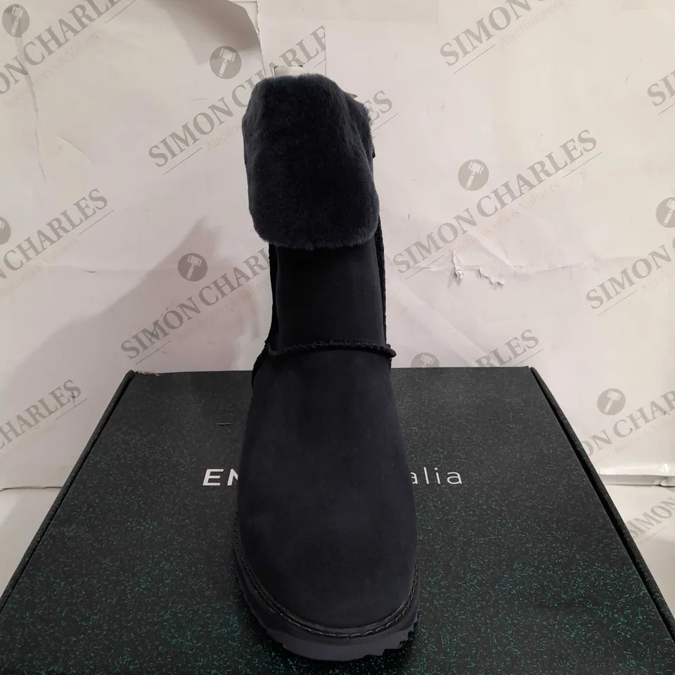 BOXED PAIR OF EMU BIRDWOOD BOOTS IN MIDNIGHT UK SIZE 6 