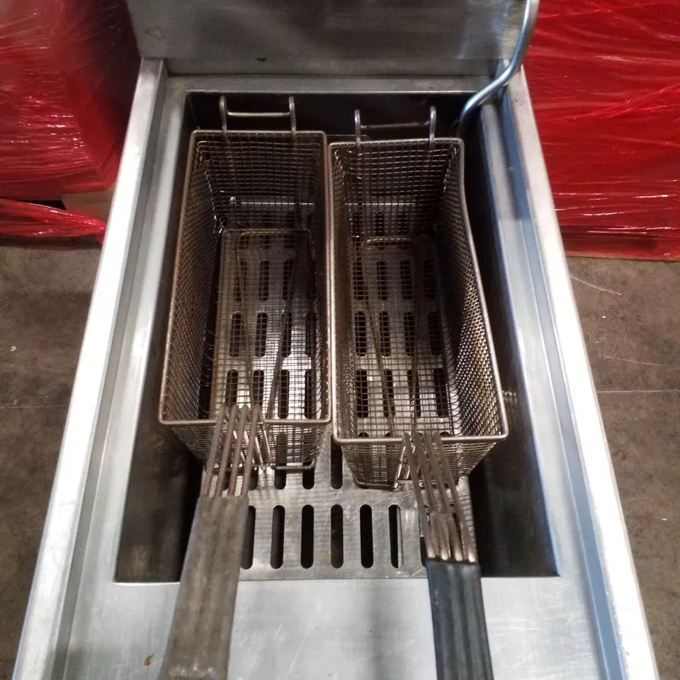 Commercial twin-basket deep fryer with gas connection, stainless steel