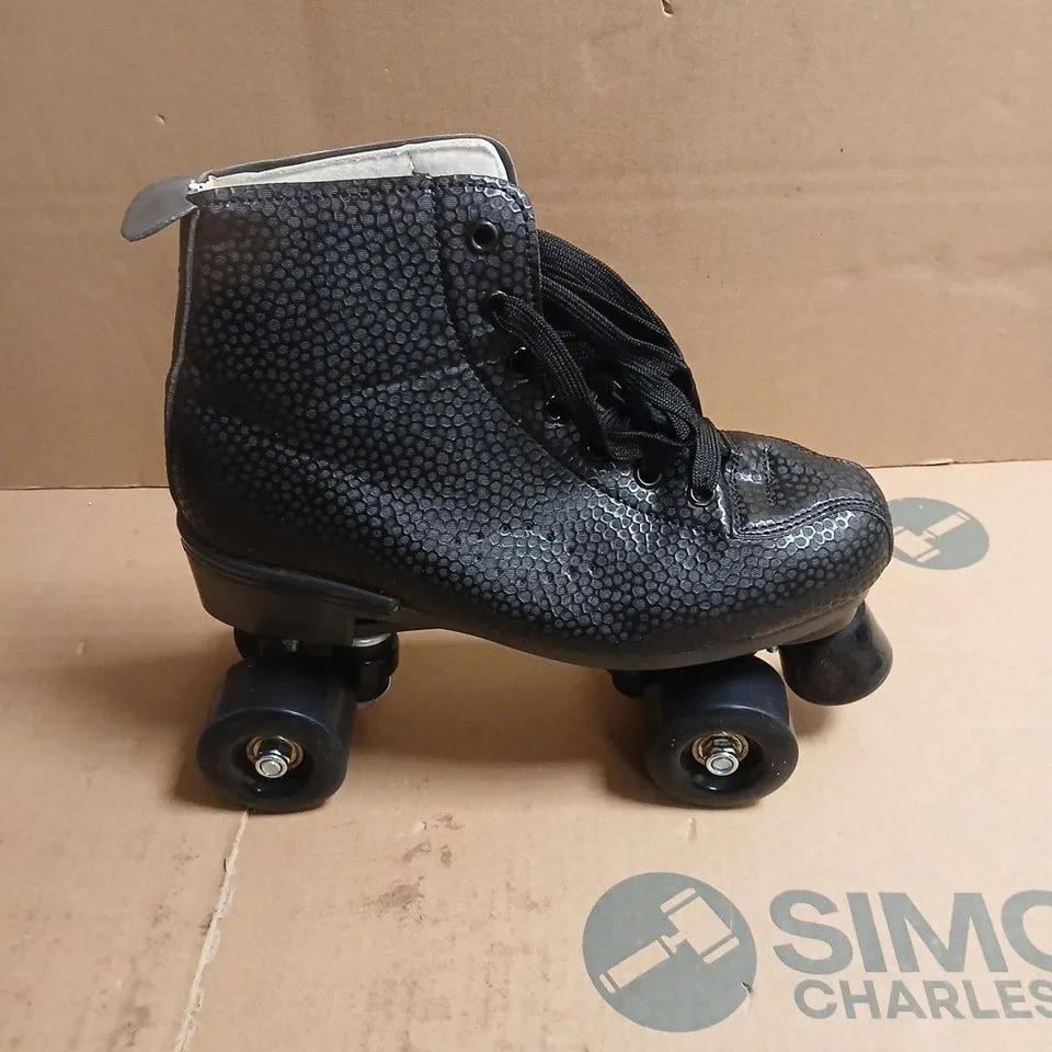 QUAD ROLLER SKATES WITH PROTECTIVE PADS - BLACK IN SPORTS BAG SIZE 41