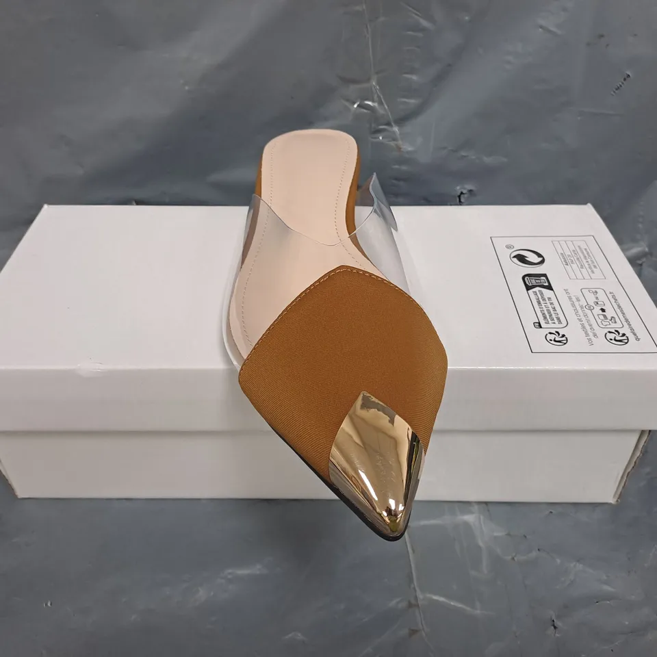 BOXED PAIR OF UNBRANDED POINTED TOE OPEN BACK SHOES IN TAN/CLEAR/METALLIC GOLD SIZE EU 44