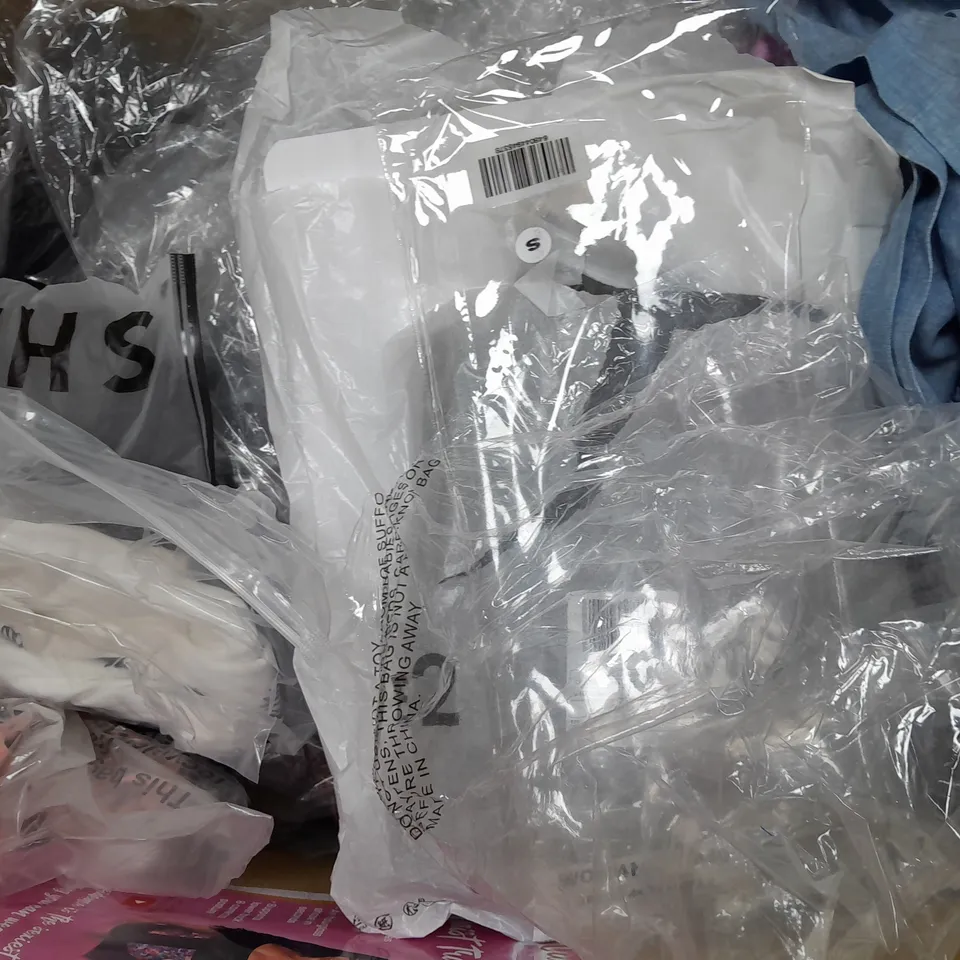 BOX OF APPROXIMATELY 25 ASSORTED CLOTHING ITEMS TO INCUDE - BRA , BROUSER , TROUSERS ETC