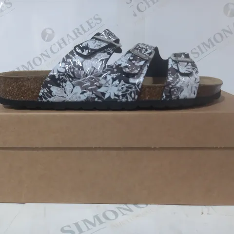 BOXED PAIR OF BONOVA OPEN TOE SANDALS IN BLACK/WHITE FLORAL DESIGN SIZE 6