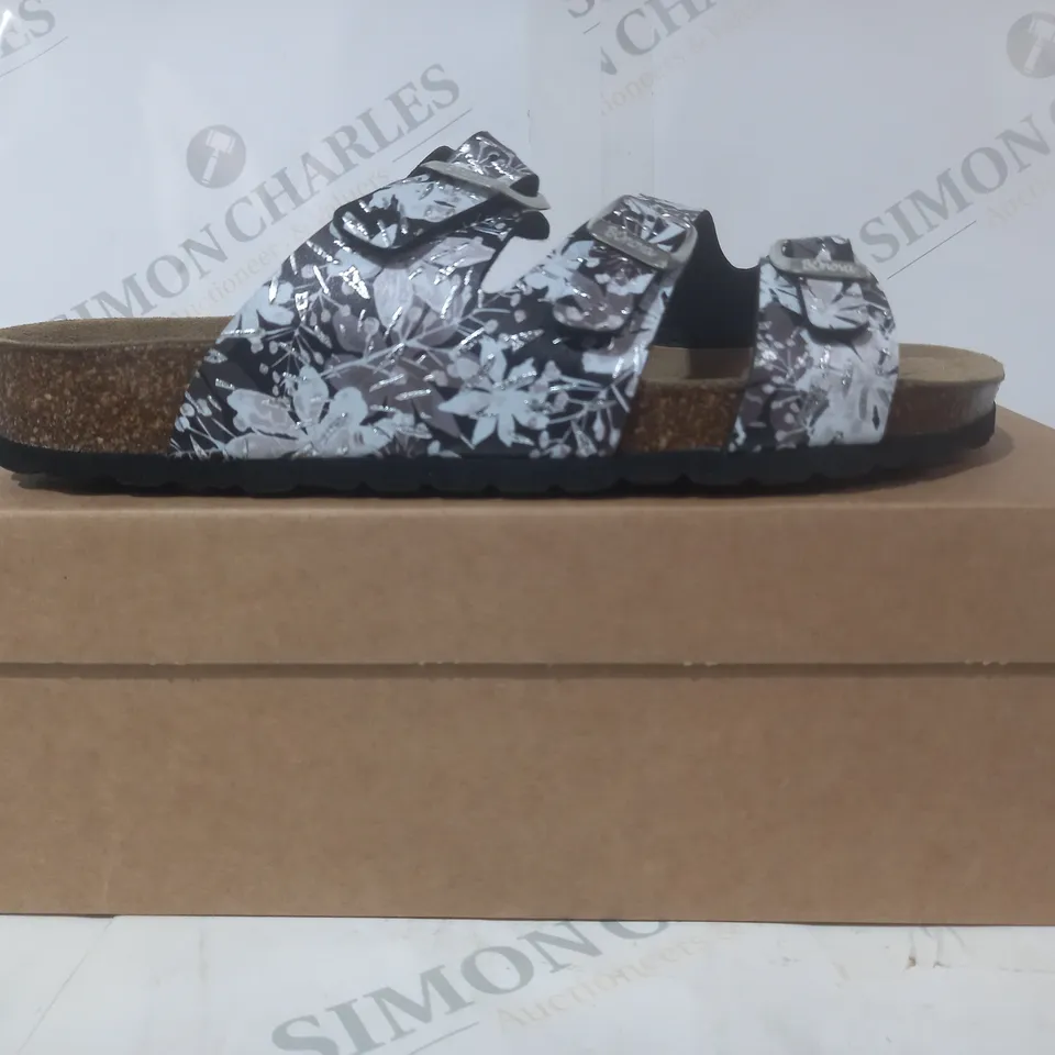 BOXED PAIR OF BONOVA OPEN TOE SANDALS IN BLACK/WHITE FLORAL DESIGN SIZE 6
