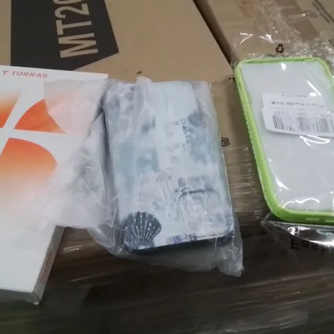 PALLET CONTAINING A LARGE QUANTITY OF PHONE CASES,SCREEN PROTECTORS 