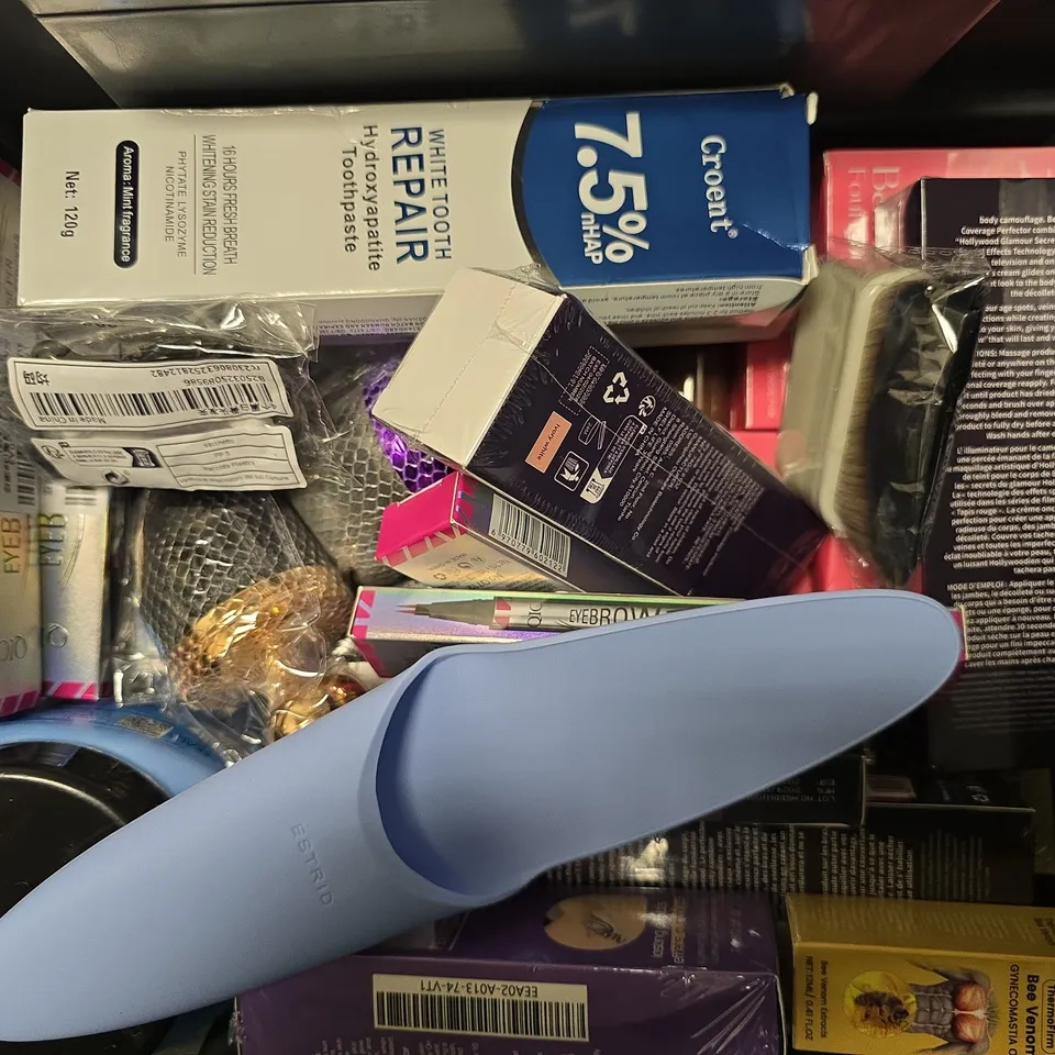 APPROXIMATELY 15 ASSORTED HEALTH & BEAUTY ITEMS TO INCLUDE - SQUATCH WISDOM WASH , AUSSIE HAIR INSURANCE ETC