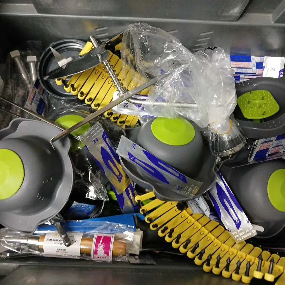 APPROXIMATELY 12 ASSORTED HOUSEHOLD ITEMS TO INCLUDE CHISEL, BLADES, VEGETABLE CHOPPER, ETC - COLLECTION ONLY