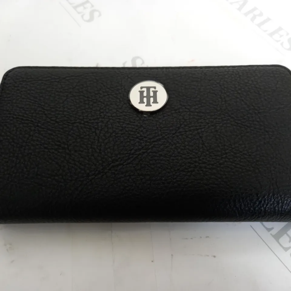 TOMMY HILFIGER LARGE ZIP AROUND WALLET BLACK