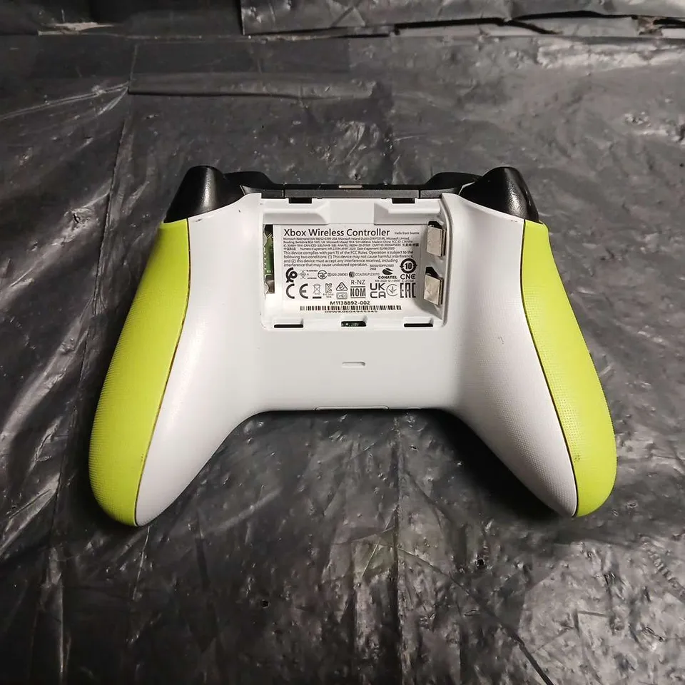 XBOX WIRELESS CONTROLLER – NEON LIME (XBOX SERIES X|S)