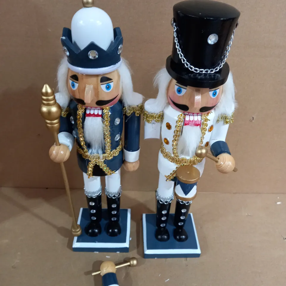 DESIGNER SET OF 2 WOODEN NUTCRACKERS RRP £29.99